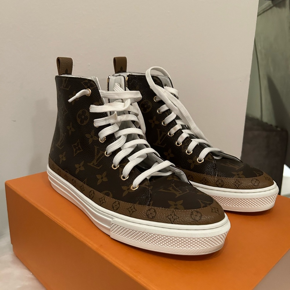Louis Vuitton sneakers size 40 100% authentic with original dust bags and box